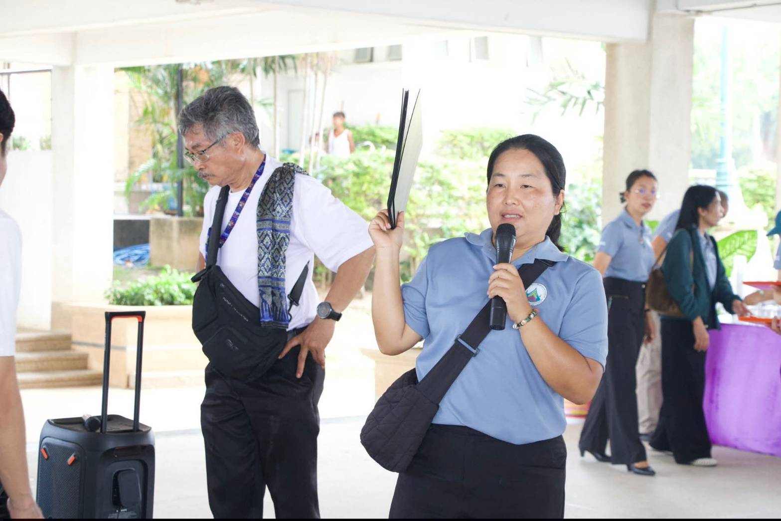 title - ผอ.ศพส. ห้การต้อนรับ คณะผู้บริหาร พนักงาน และสื่อมวลชน จาก บริษัท ทิพยประกันภัย จำกัด (มหาชน) พร้อมนำคณะเข้าเยี่ยมชมนิทรรศการสืบสาน สายธาร สร้างงาน หัตถศิลป์ ณ ศูนย์ส่งเสริมและพัฒนาอาชีพเสริมนอกภาคการเกษตร (ศูนย์ศิลปาชีพ บางไทรฯ (เดิม)) 